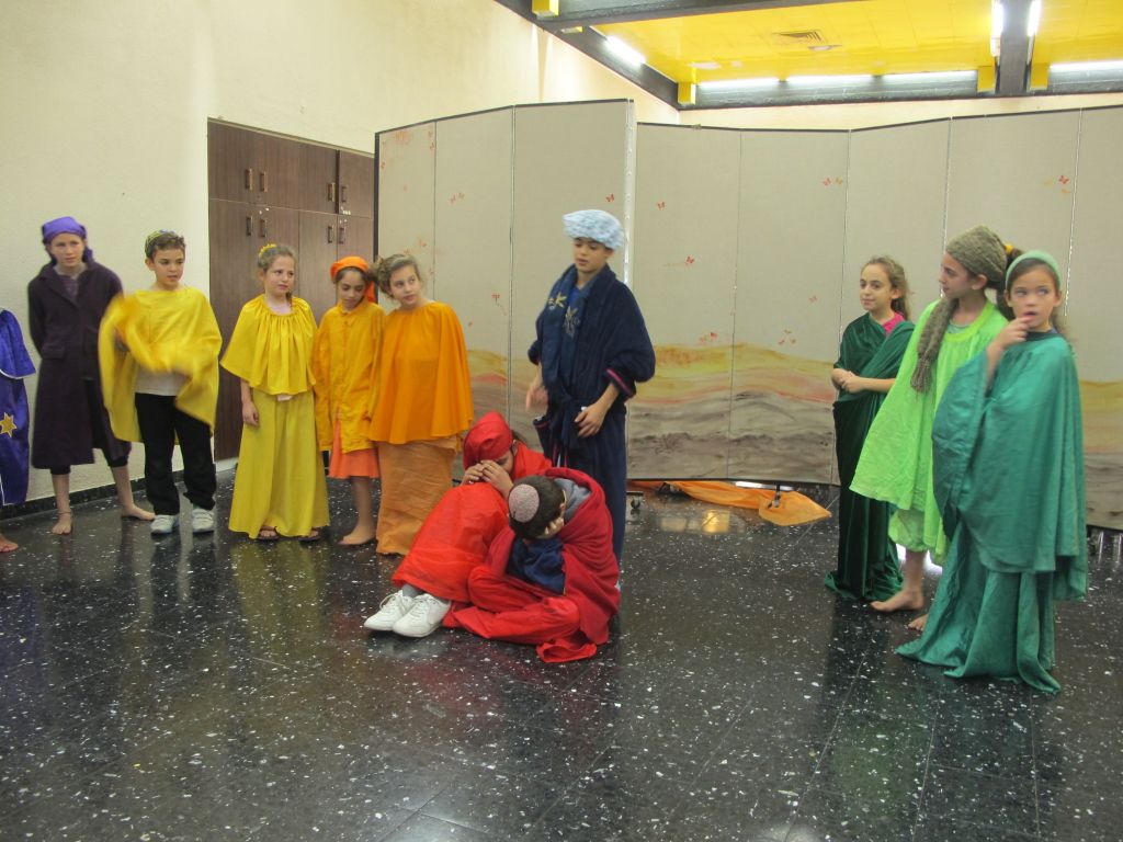Niños disfrazados de distintos colores, en una obra de teatro en el kibutz Alumim