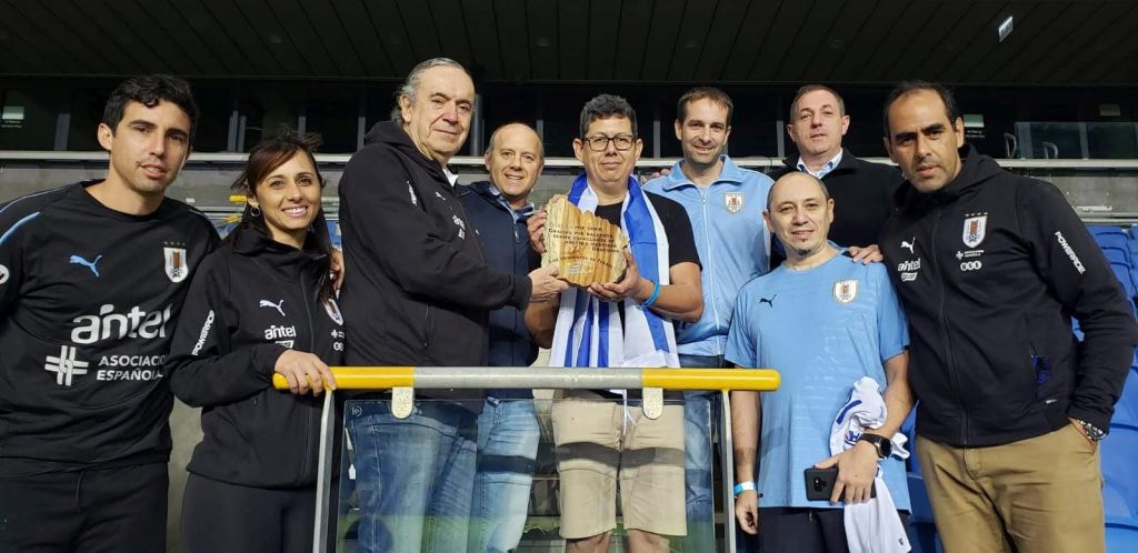 Pancho Macedo hace entrega del obsequio. Junto a él, el Embajador de Uruguay Bernardo Greiver (a la derecha), Alain Mordezky, Alon Molad y otro compatriota al que no hemos identificado