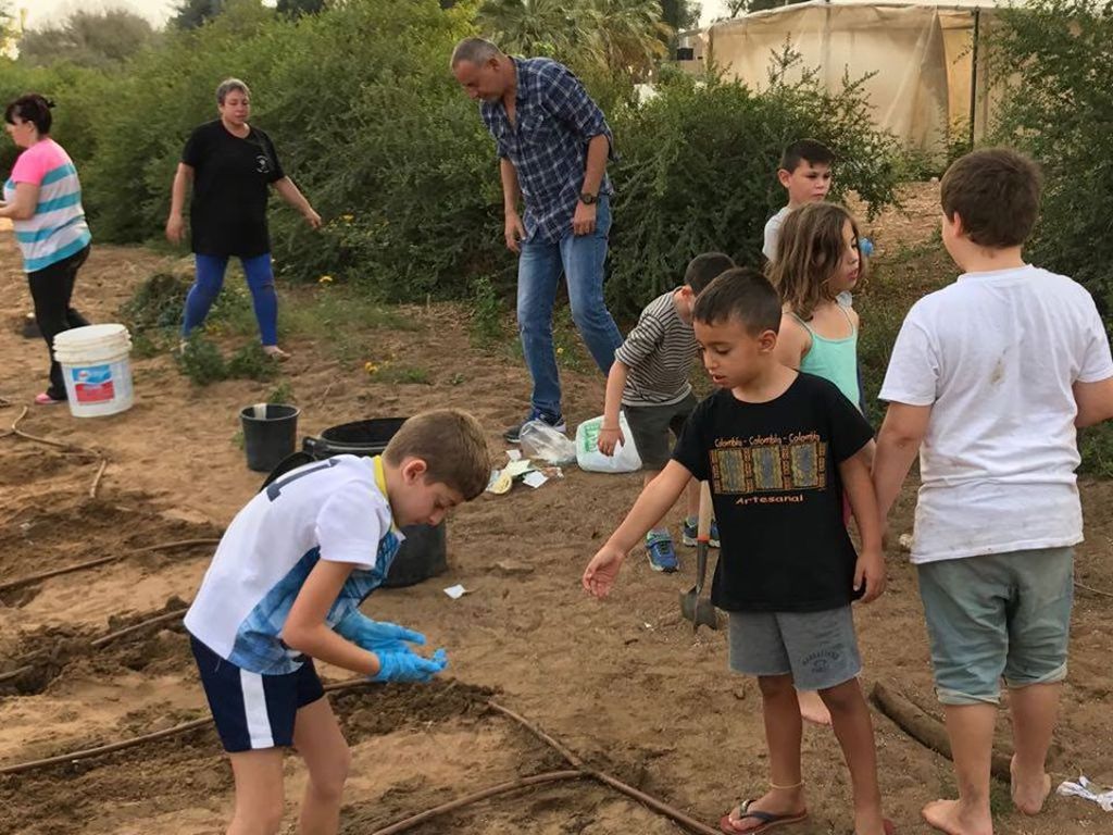 A la casa,la cuida  toda la comunidad junta