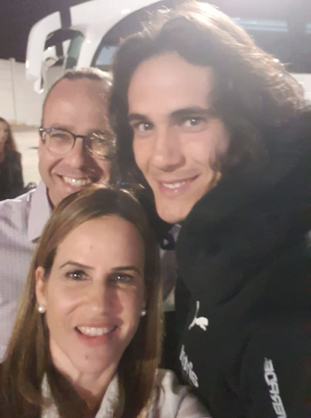 Cavani, al llegar, con Ayelet Frish, parte del equipo cercano de Sylvan Adams Cavani, al llegar, con Ayelet Frish, parte del equipo cercano de Sylvan Adams