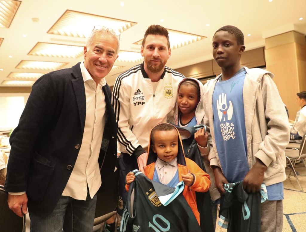 Niños de Kenya internados en el hospital Wolfson en el marco del programa "Salvar el corazón de un niño", visitaron en el hotel a Lionel Messi, aquí también junto a Sylvan Adams