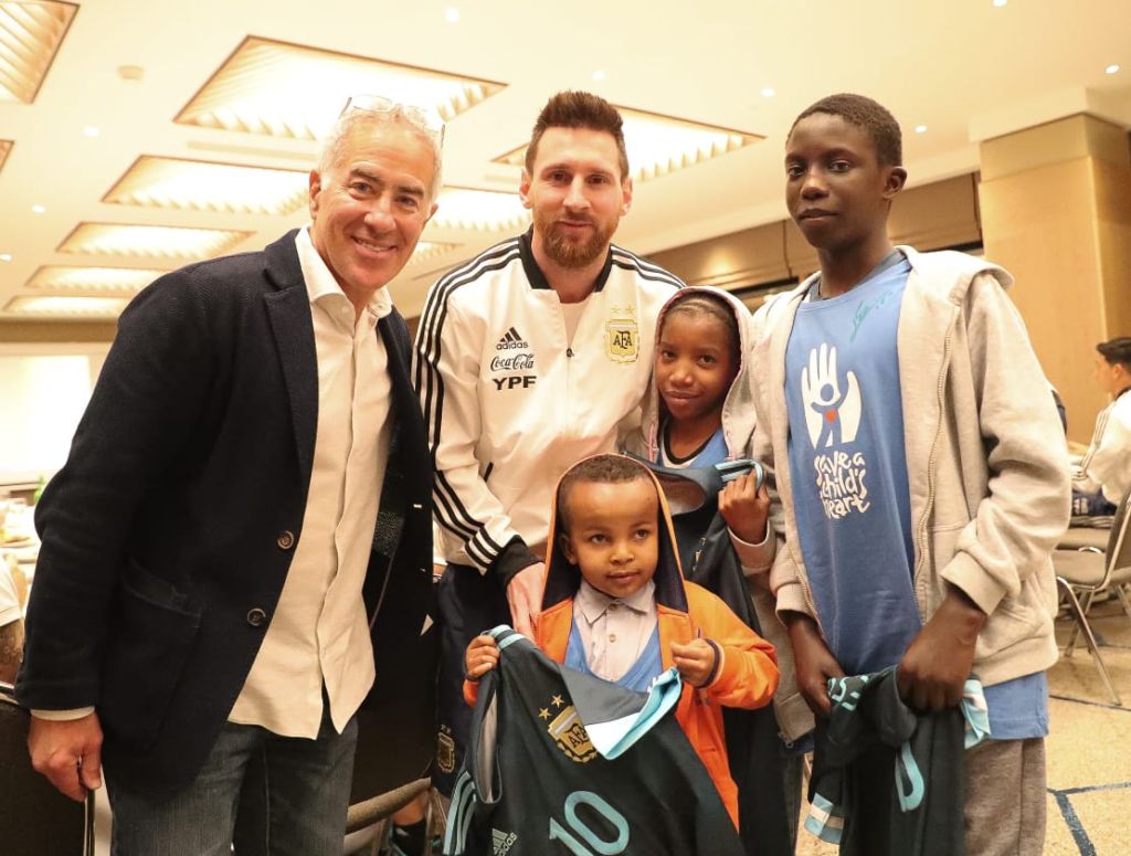 Niños de Kenya internados en el hospital Wolfson en el marco del programa "Salvar el corazón de un niño", visitaron en el hotel a Lionel Messi, aquí también junto a Sylvan Adams Niños de Kenya internados en el hospital Wolfson en el marco del programa "Salvar el corazón de un niño", visitaron en el hotel a Lionel Messi, aquí también junto a Sylvan Adams