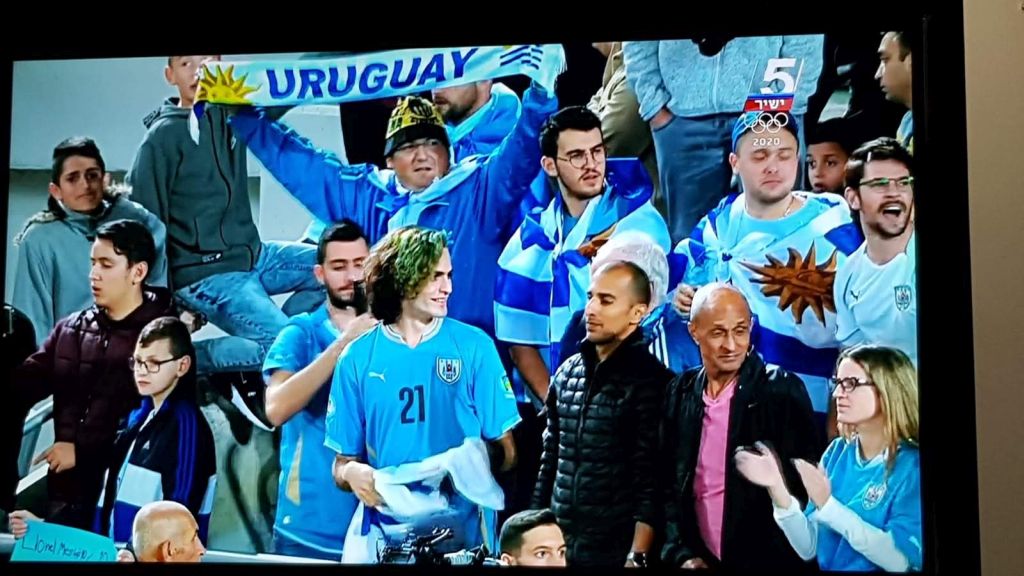 Hinchada uruguaya en la televisión israelí