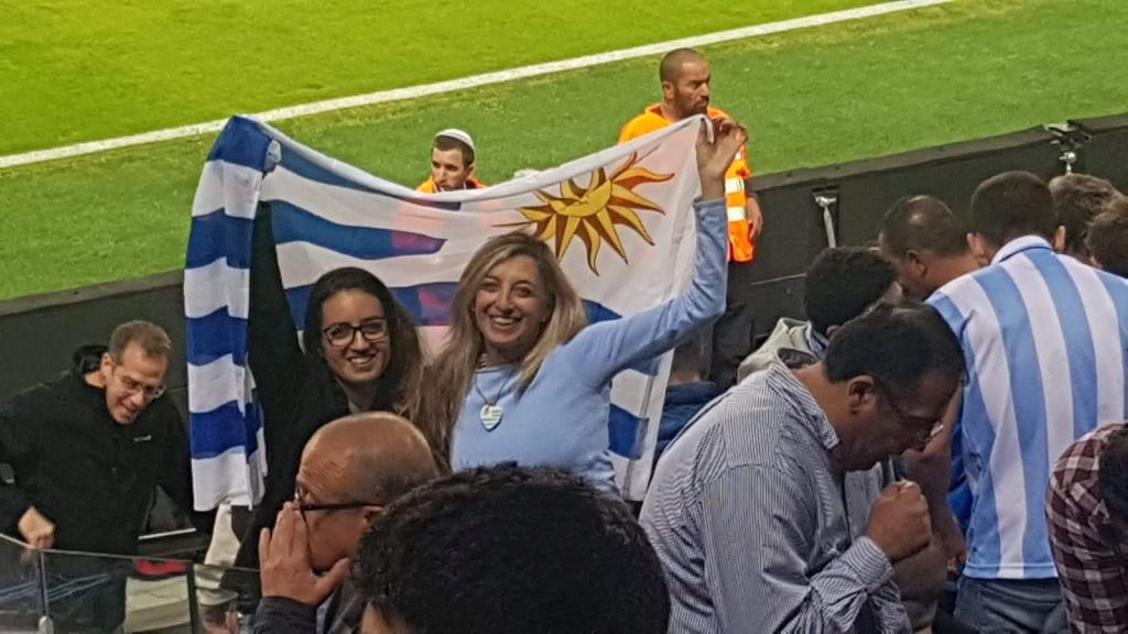 Maguie y Meital Waissman festejando el gol de Suárez
