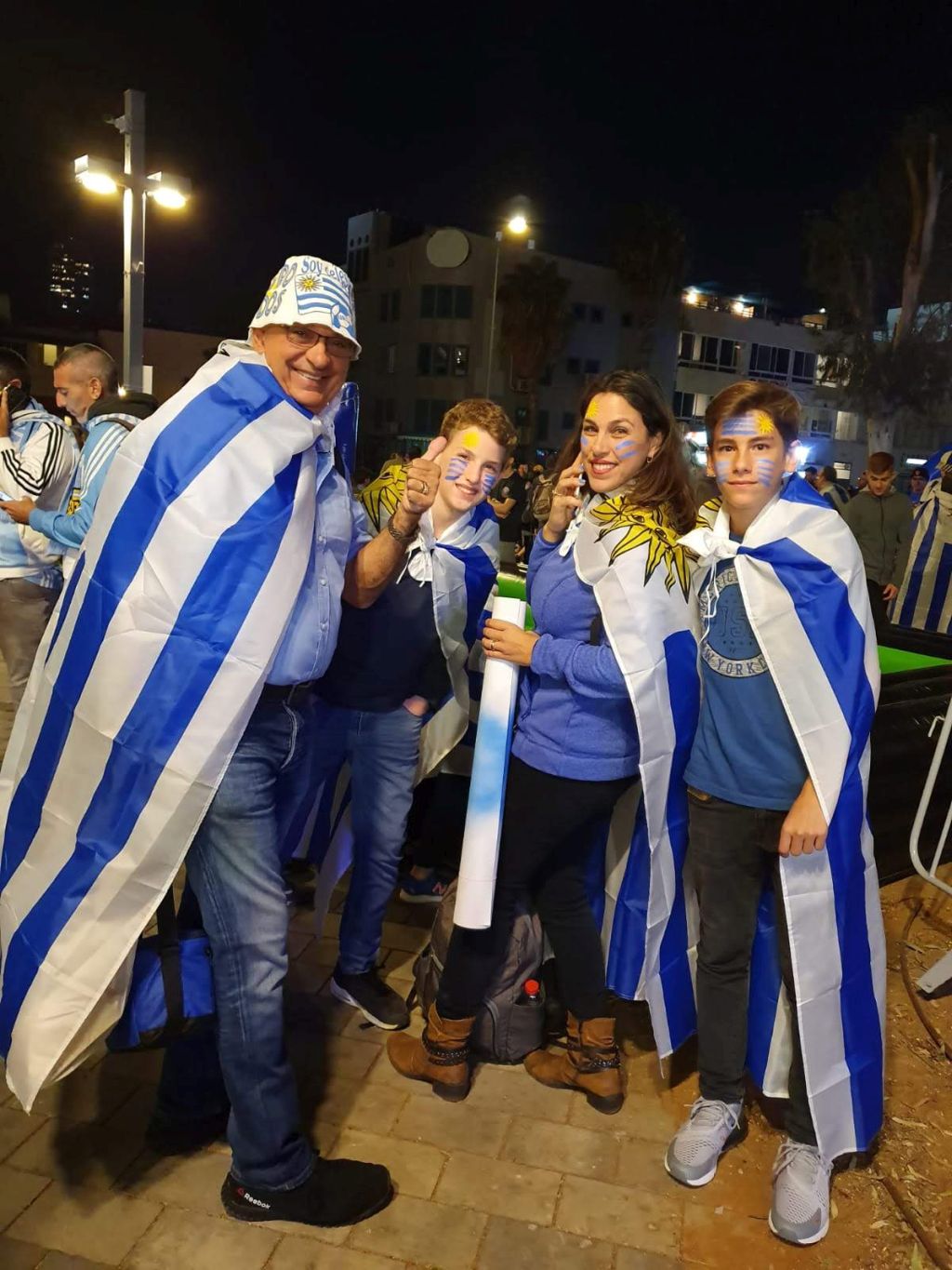 El Cónsul Honorario de Uruguay en Haifa Abraham Maman, con su mejor atuendo, con una de sus hijas y uno de sus nietos