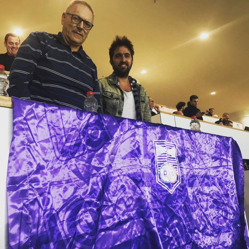 En el palco de la prensa, con otro uruguayo violeta, José Apoj