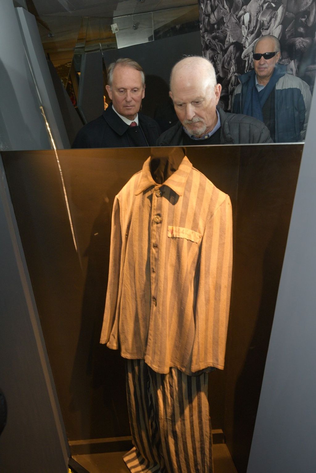 El traje, observado por el benefactor Louis Kraft. De fondo, el Ing. Ruperto Long y Jaime Zarucki El traje, observado por el benefactor Louis Kraft. De fondo, el Ing. Ruperto Long y Jaime Zarucki