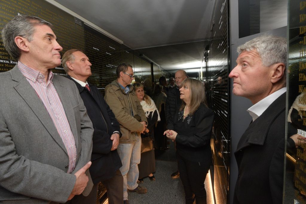 En la Sala de los Espejos. Sergio Dodel, Jaime Zaruchik, Moisés Bergstein, Mariana Blengio (Presidente de la INNDDHH), Louis Kraft, Rita Vinocur y Sergio Gorzy