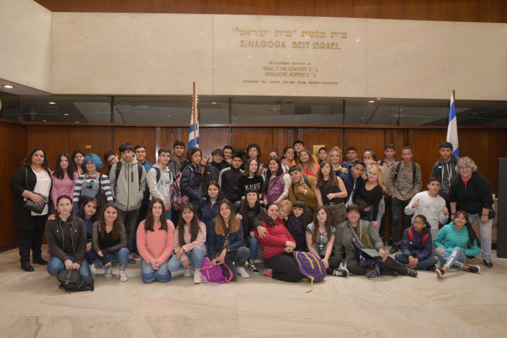 Alumnos del Liceo N°19 tras su visita al Museo Alumnos del Liceo N°19 tras su visita al Museo
