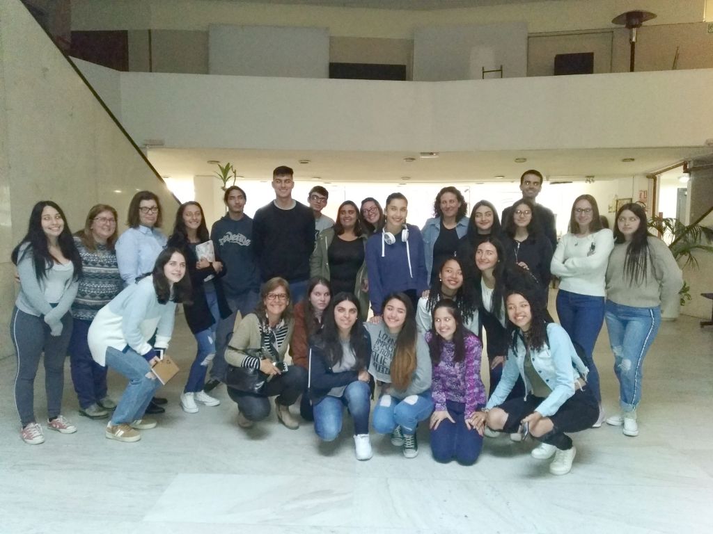 Las docentes Sandra Veinstein y Dinorah Polakoff (segunda y tercera de la izquierda, de pie, meses atrás, con alumnos del liceo Colonia de Canelones)