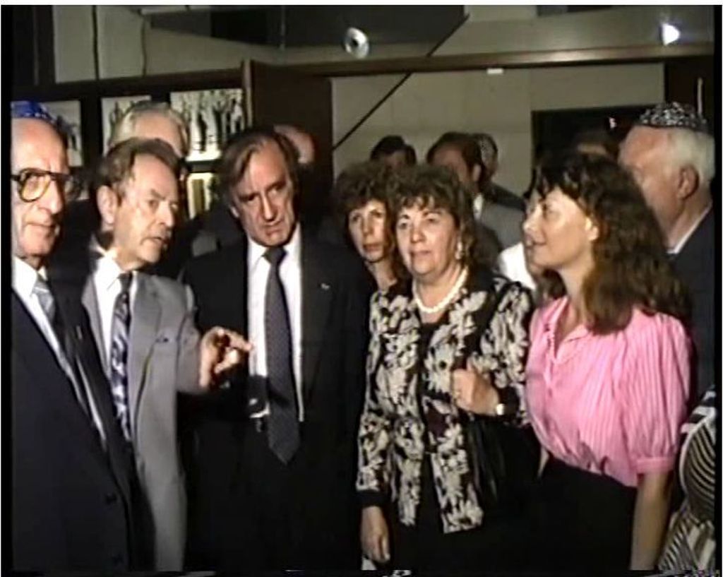 Elie Wiesel (z"l) visitando el Museo de la Shoa en Montevideo, el anterior a la reforma de Chil Rajchman. Aquí junto a Ana Vinocur (z"l) y el Dr. Jacobo Pollakiewicz. Rita, de rosado, 1990.