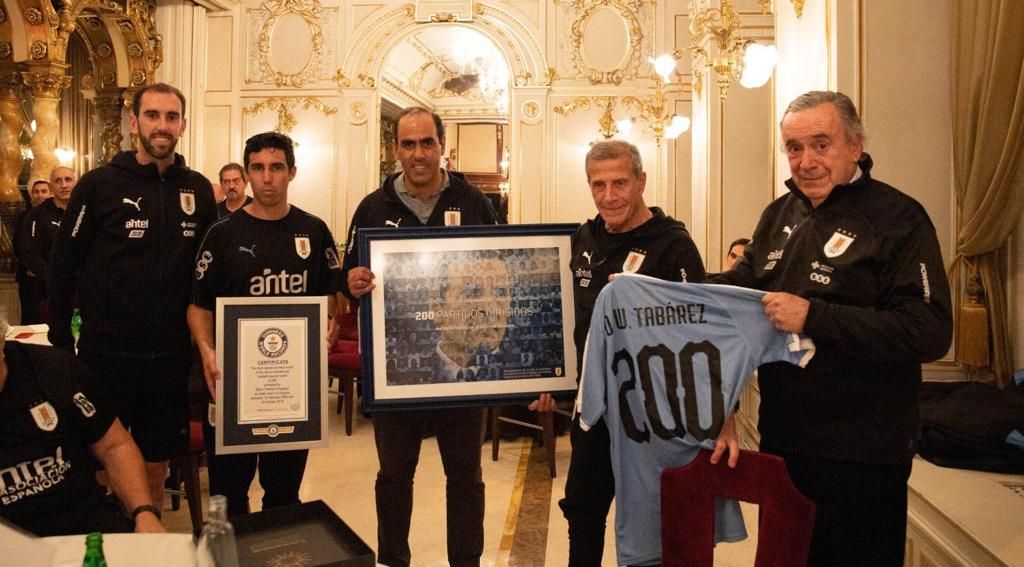 Esta foto fue subida al libro de Guiness el día antes de viajar a Tel Aviv, al entregarse al Maestro Tabárez el reconocimiento por su partido número 200 como DT de la Celeste Esta foto fue subida al libro de Guiness el día antes de viajar a Tel Aviv, al entregarse al Maestro Tabárez el reconocimiento por su partido número 200 como DT de la Celeste
