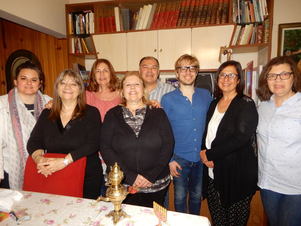 Varios de los miembros del Centro Recordatorio del Holocausto. meses atrás, tras una entrevista conjunta, en la casa de Rita Vinocur