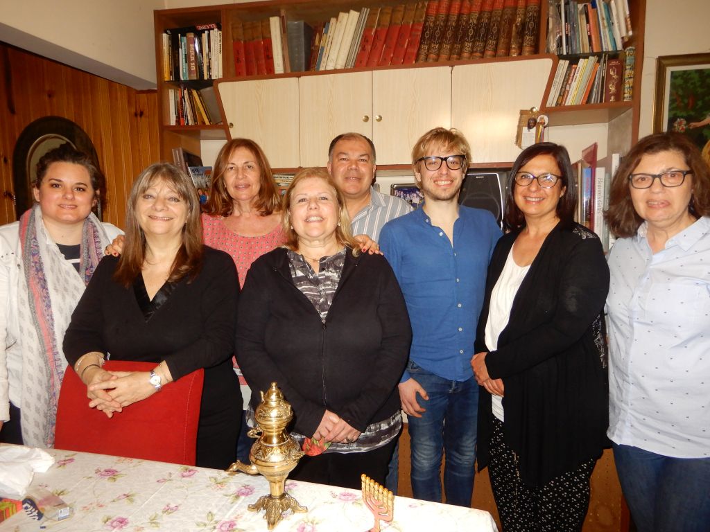 Varios de los miembros del Centro Recordatorio del Holocausto. meses atrás, tras una entrevista conjunta, en la casa de Rita Vinocur Varios de los miembros del Centro Recordatorio del Holocausto. meses atrás, tras una entrevista conjunta, en la casa de Rita Vinocur