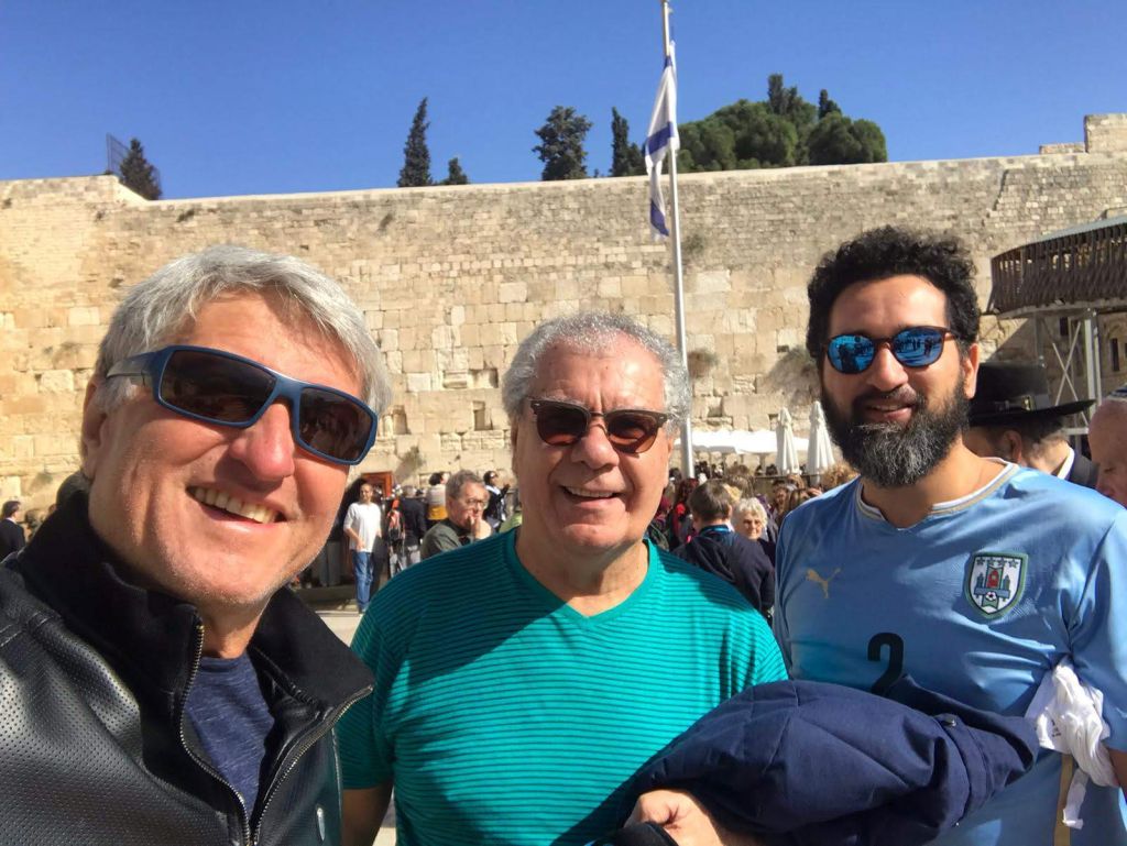 Con dos hinchas uruguayos que llegaron especialmente de Suecia para ver a la Celeste en Israel, Miguel Cabrera y William Silveira, que fue también camarógrafo de Cámara Celeste Con dos hinchas uruguayos que llegaron especialmente de Suecia para ver a la Celeste en Israel, Miguel Cabrera y William Silveira, que fue también camarógrafo de Cámara Celeste