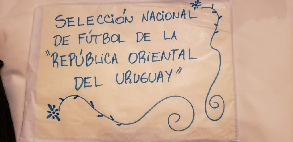 Niños y maestras se abocaron a la tarea de enviar cartas y dibujos a los jugadores