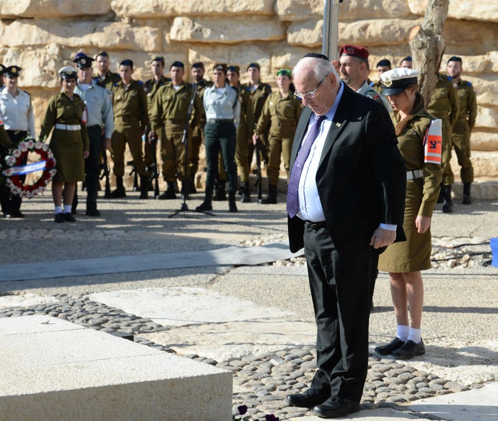 El Presidente Rivlin junto a la tumba de Ben Gurion en Sde Boker
