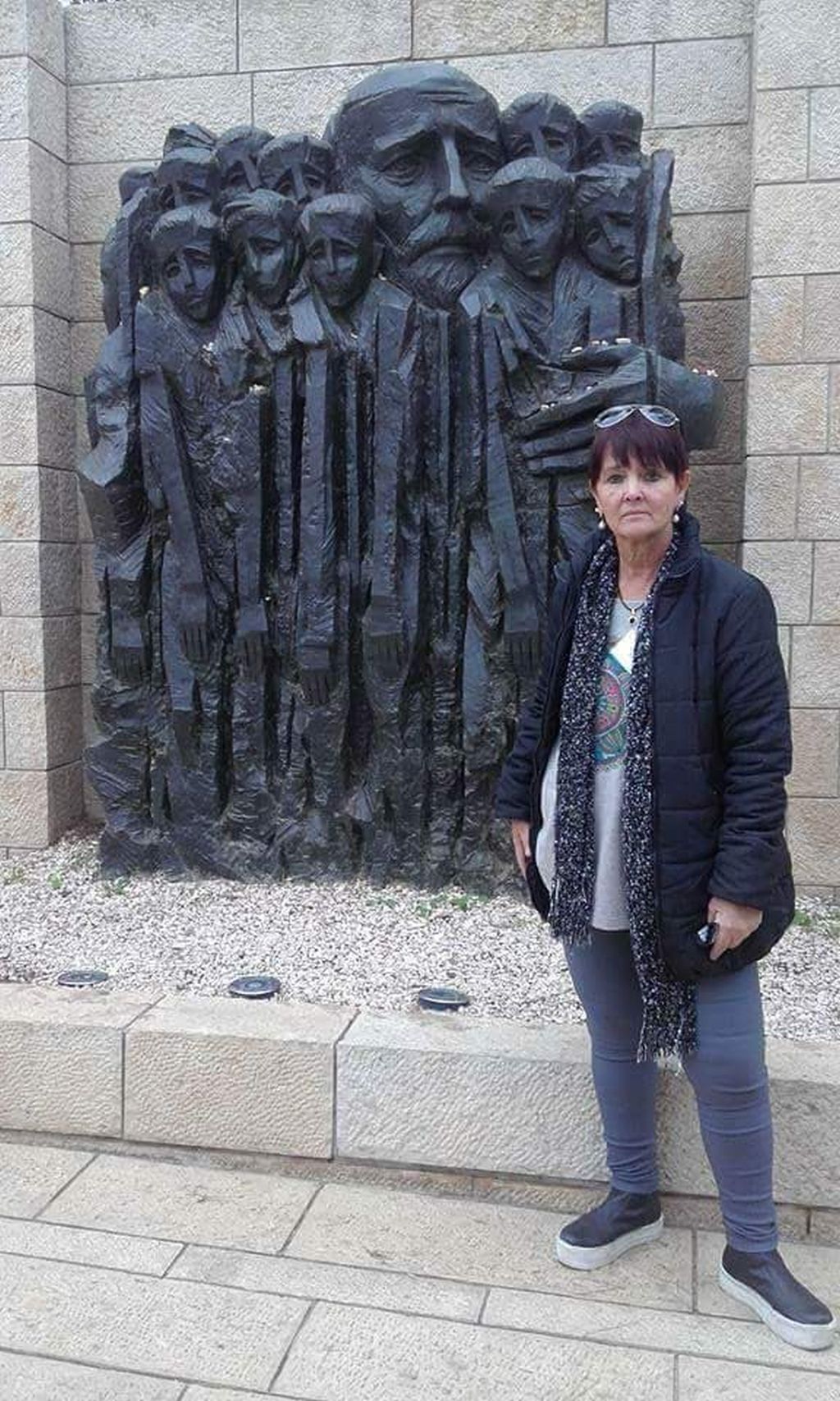 Gisela junto al monumento a Janusz Korzack en Yad Vashem. "Un referente humano, un referente pedagogo, un ser de luz", afirma.