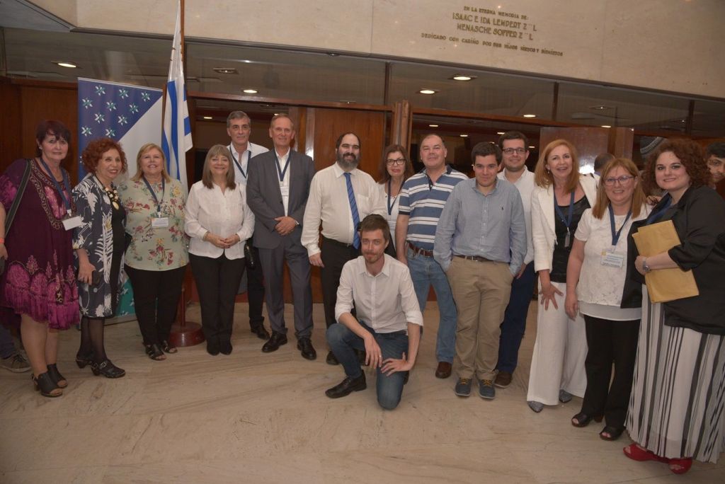 Gisela, a la izquierda, la noche de la reinauguración del Museo de la Shoa, junto a varios de los miembros y voluntarios del Centro Recordatorio del Holocausto, una combinación admirable de uruguayos judíos y no judíos comprometidos con una causa