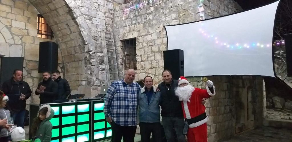 Shadi Khaloul (segundo de la izquierda), que fundó y encabeza la Asociación Cristiana Aramea de Israel. Es Capitán en la reserva de Tzahal. A su derecha, un oficial cristiano de Tzahal, Teniente Coronel.Ambos, junto a otros dos cristianos israelíes.