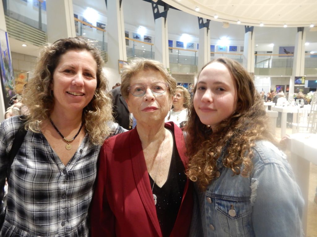 Shay con su abuela y con Zmira, su mamá, hija de Aída