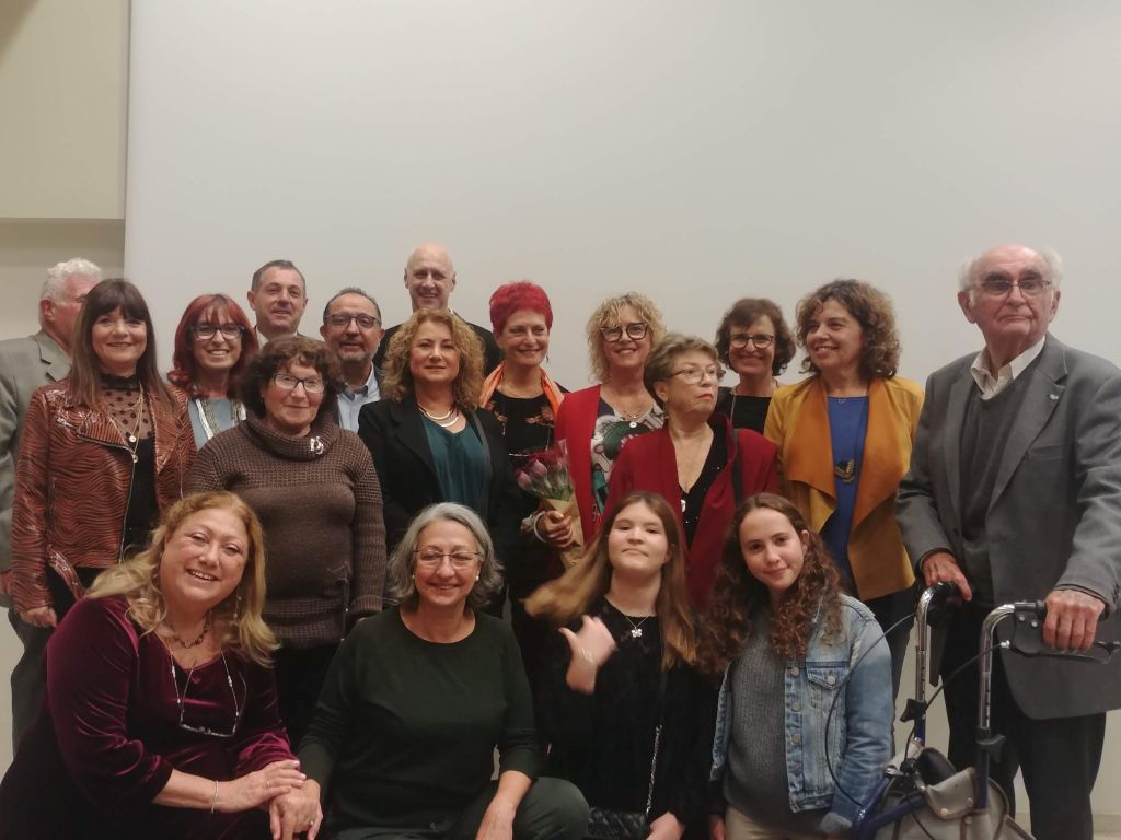 Todos los expositores, en el escenario, con el Embajador Greiver y las dos Curadoras