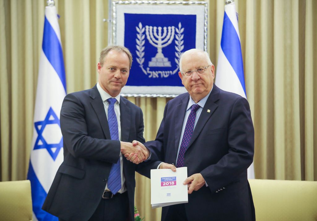 El Presidente del Instituto Israelí de Democracia Yohanan Plesner con el Presidente Rivlin (foto: GPO)