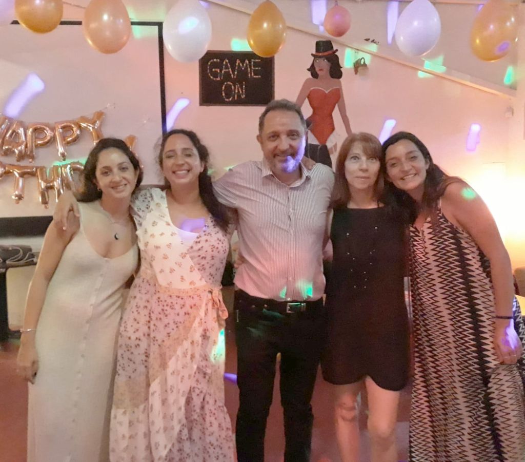 Juan Lucas con sus tres hijas y su pareja Ingrid, en el cumpleaños 30 de Rafaela