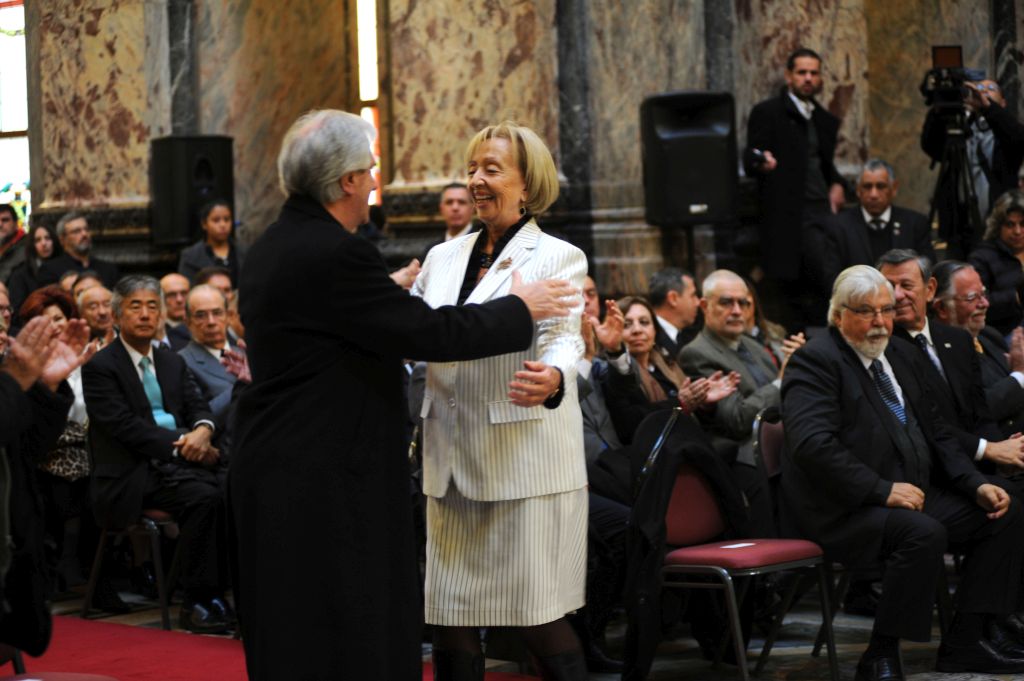 La Ministra Muñoz, con el  presidente de la República, Tabaré Vázquez, en  el acto conmemorativo del 189° aniversario de la Jura de la Constitución, en julio de este año. La Ministra fue la oradora central. (Foto: Presidencia)