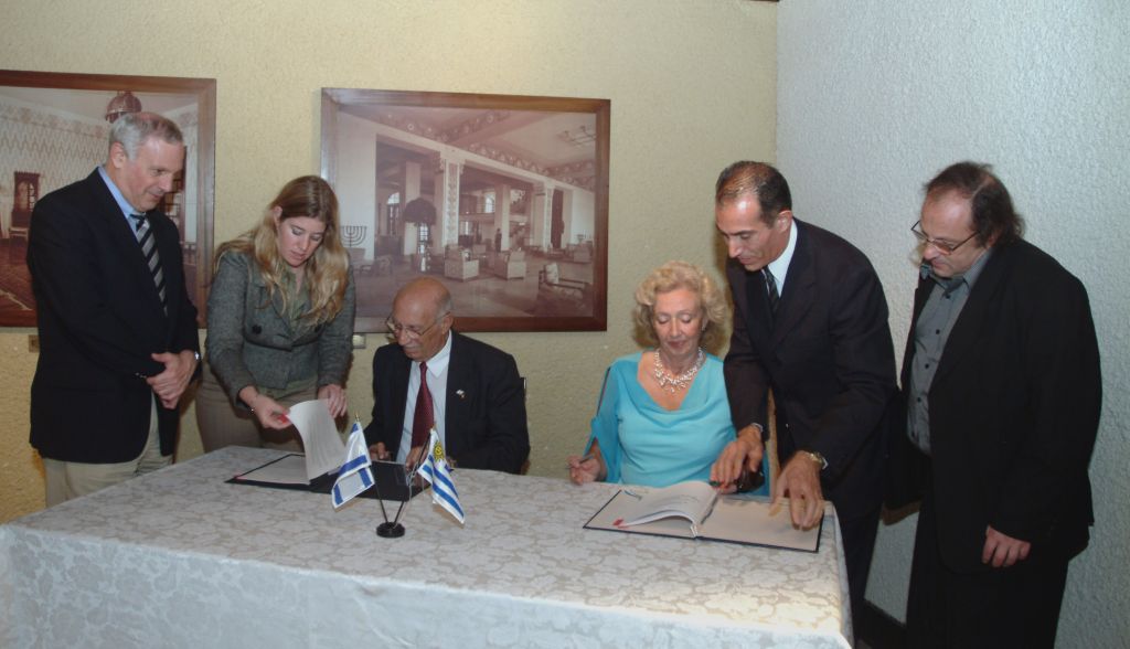 Años atrás, en la firma del acuerdo bilateral de Salud entre Israel y Uruguay, con su par el entonces Ministro Benizri. Junto a la Ministra, el Ec. Daniel Olesker