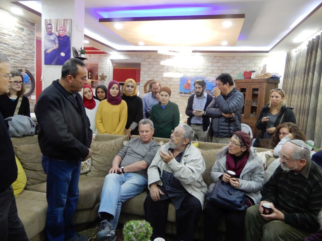 Miembros de Tag Meir en la casa de Yaaqub a -Rabi en la aldea Bidia, en una visita de solidaridad a raíz de la muerte de su esposa Aisha, en un ataque con piedras a su vehículo, atribuido a jóvenes judíos