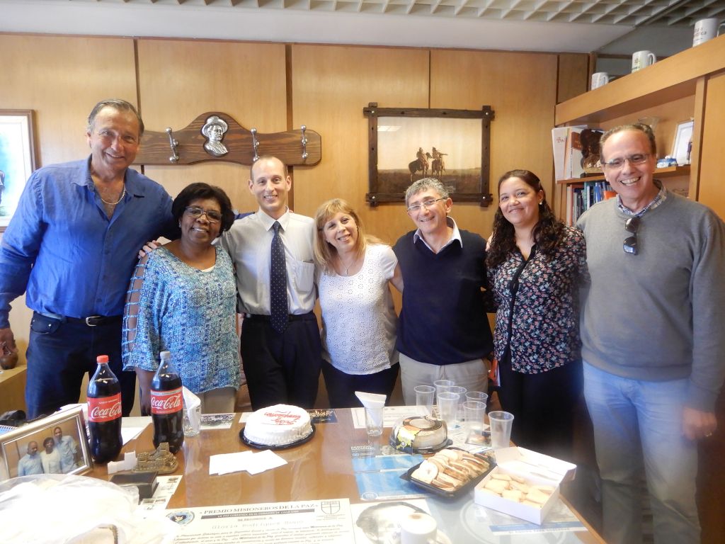 Cuando llegamos a la entrevista en el despacho de Gloria en el Anexo del Palacio Legislativo, su equipo estaba celebrando el cumpleaños de uno de los compañeros, el Esc. Martín Sosa Valerio, Asesor de la Diputada (a su derecha). Caímos justo para la foto. De izquierda a derecha: Danilo Gómez, Gloria Rodríguez, el cumpleañero Martín, Inés Dorrey, Marcos Melnik, Beatriz Silveira y Daniel Locatelli