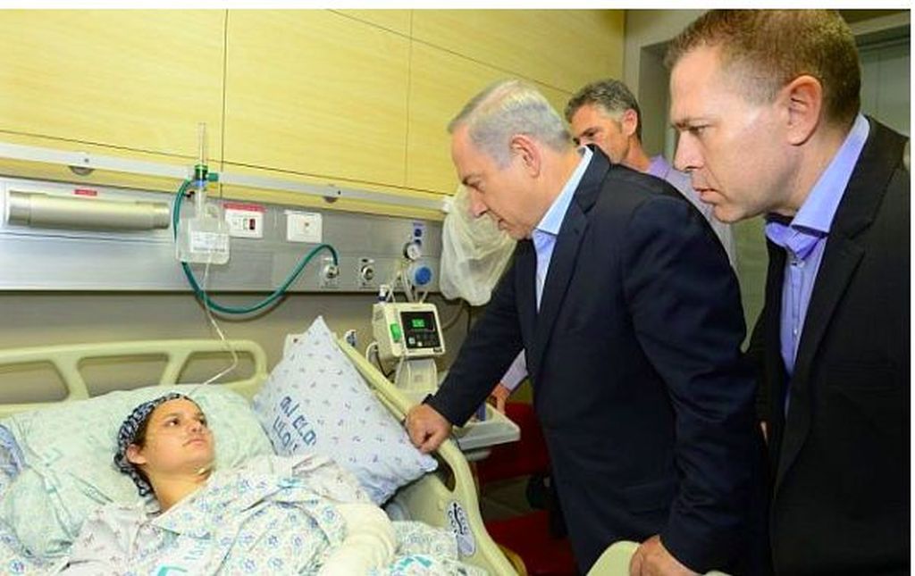 El PM Netanyahu y el Ministro de Seguridad Interna Gilad Erdan visitan a Adele Banita en el hospital (Foto: Kobi Gideon, GPO)