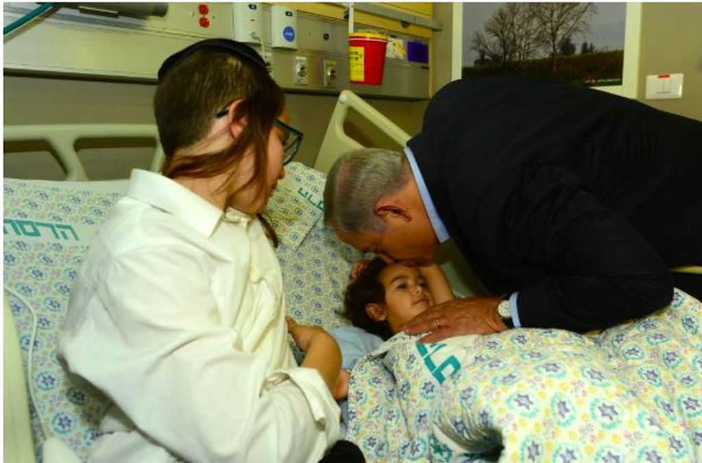 El Primer Ministro visitando en el hospital a Matan Banita