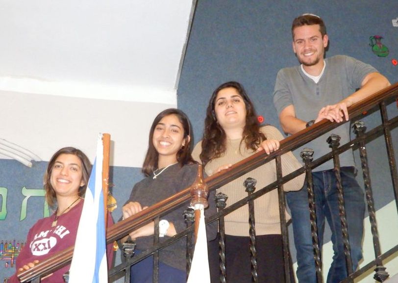 Dania, Yuval, Tehila e Itamar, en la Escuela Integral