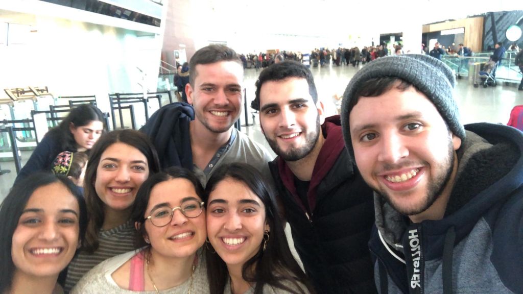 En el aeropuerto de Carrasco, antes de partir, acompañados por amigos uruguayos