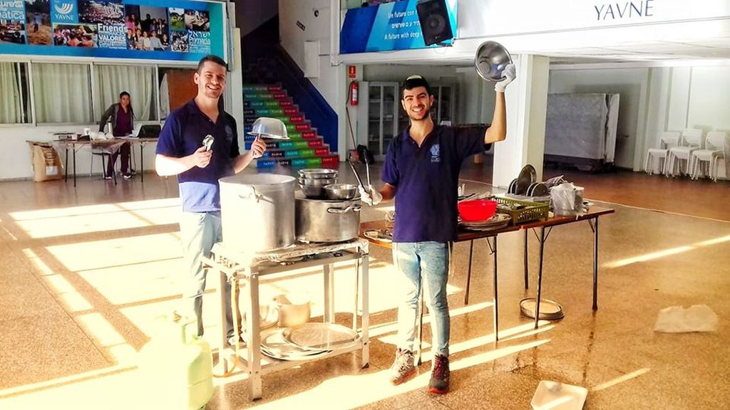 Itamar y Elroi, en Yavne, preparando la kashrut para Pesaj