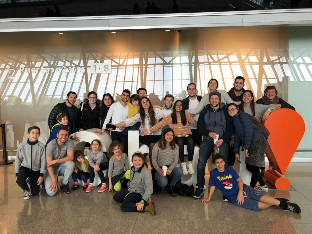 Bien acompañados, los jóvenes israelíes, en Carrasco, antes de partir de Uruguay