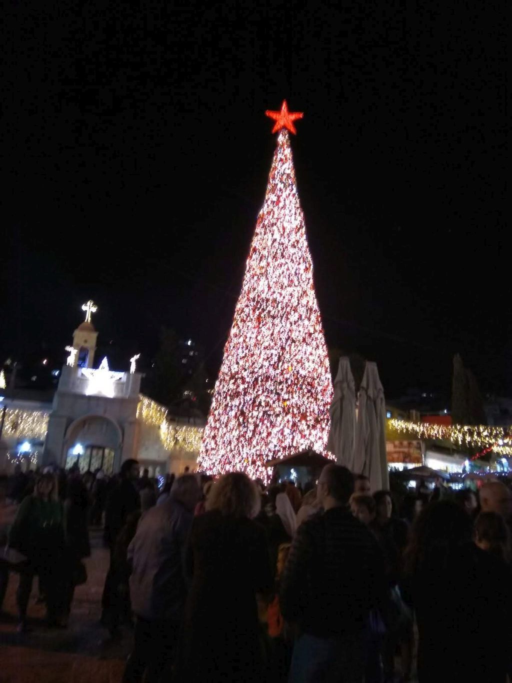 El árbol de Navidad central en Nazaret, en el norte de Israel