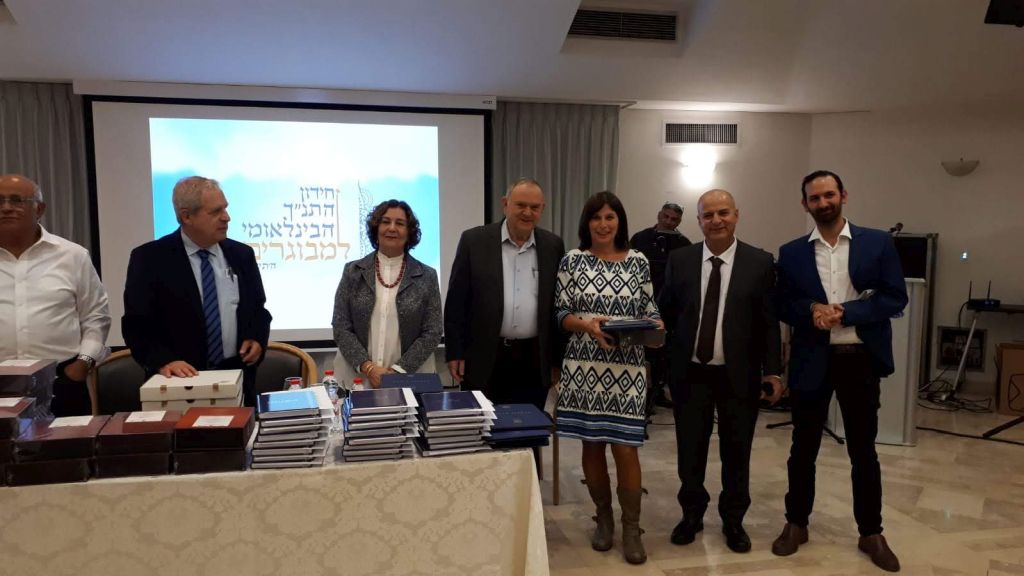 En la entrega del certificado por su participación y la llegada a la final En la entrega del certificado por su participación y la llegada a la final