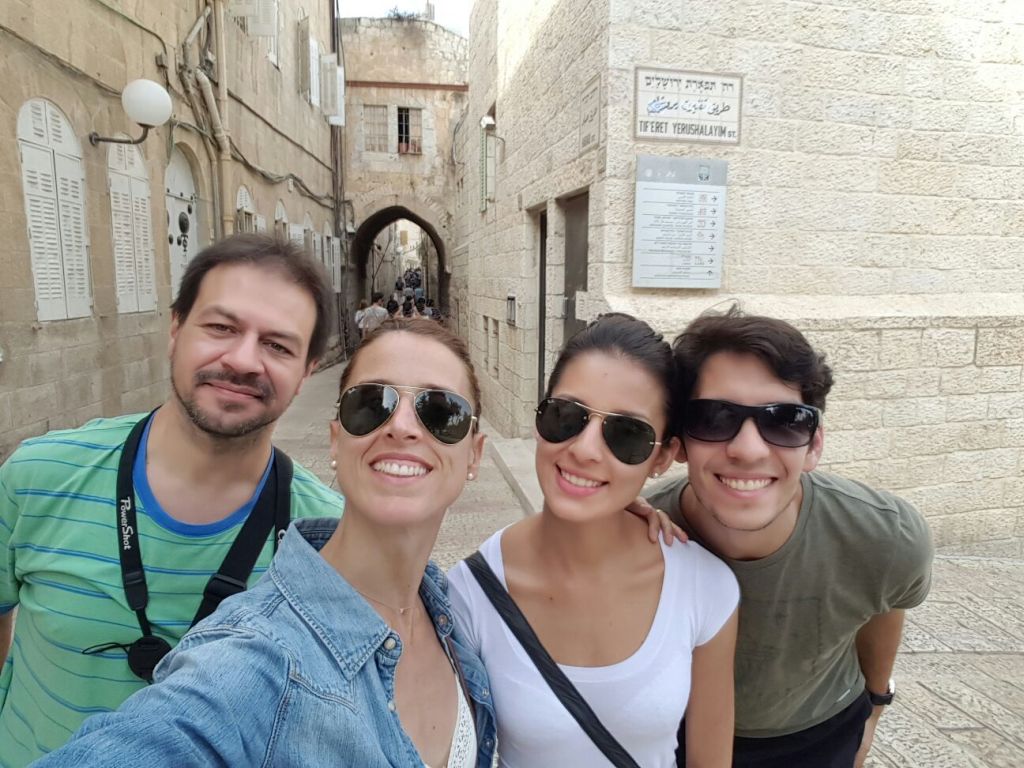Paseando por la Ciudad Vieja de Jerusalem. María Noel y Gustavo Casco (izquierda) con dos miembros de la compañía