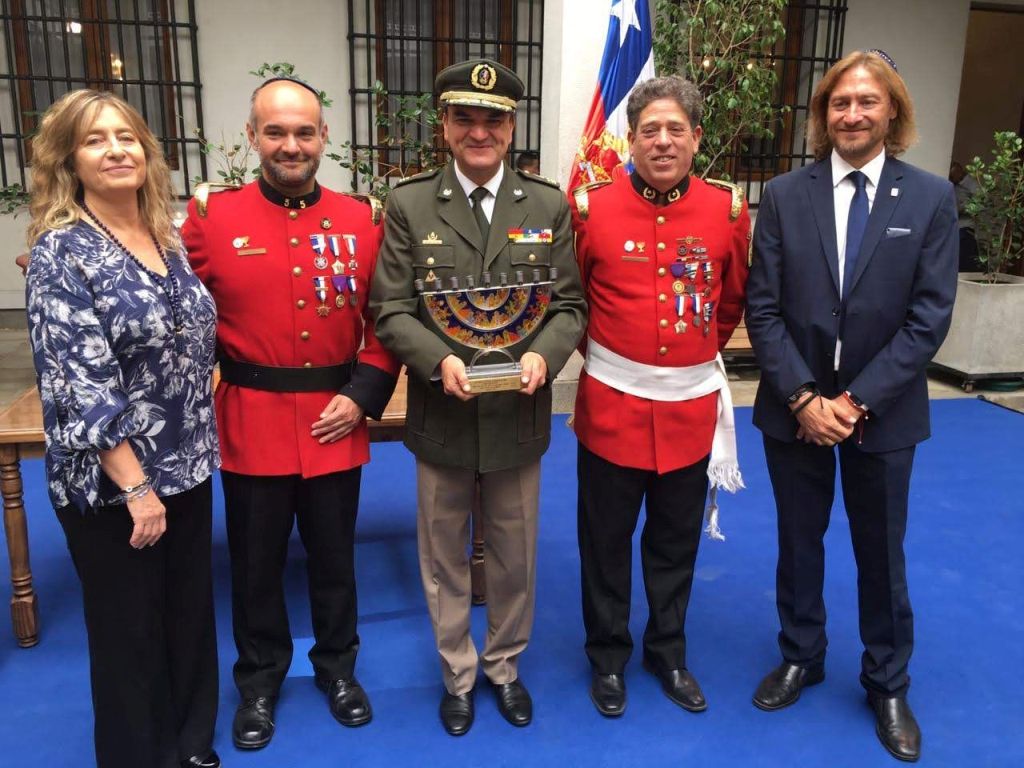 Una de las expresiones más claras del aporte de la comunidad judía a la sociedad civil toda: la Compañía de Bomberos de Nuñoa  (una zona de Santiago), "Bomba Israel", creada años atrás por voluntarios judíos. Aquí, de izq a derecha : Jacqueline Rosenberg, Vicepresidenta de la comunidad judía, David Schueftan. Capitánm de la 5a Compañía  de Bomberos de Nuñoa "Bomba Israel", Miguel Reyes. Presidente del Cuerpo de Bomberos de Chile, Denis Cohn, Superintendente de Bomberos de Macul y Marcelo Isaacson. Director Ejecutivo de la Comunidad 