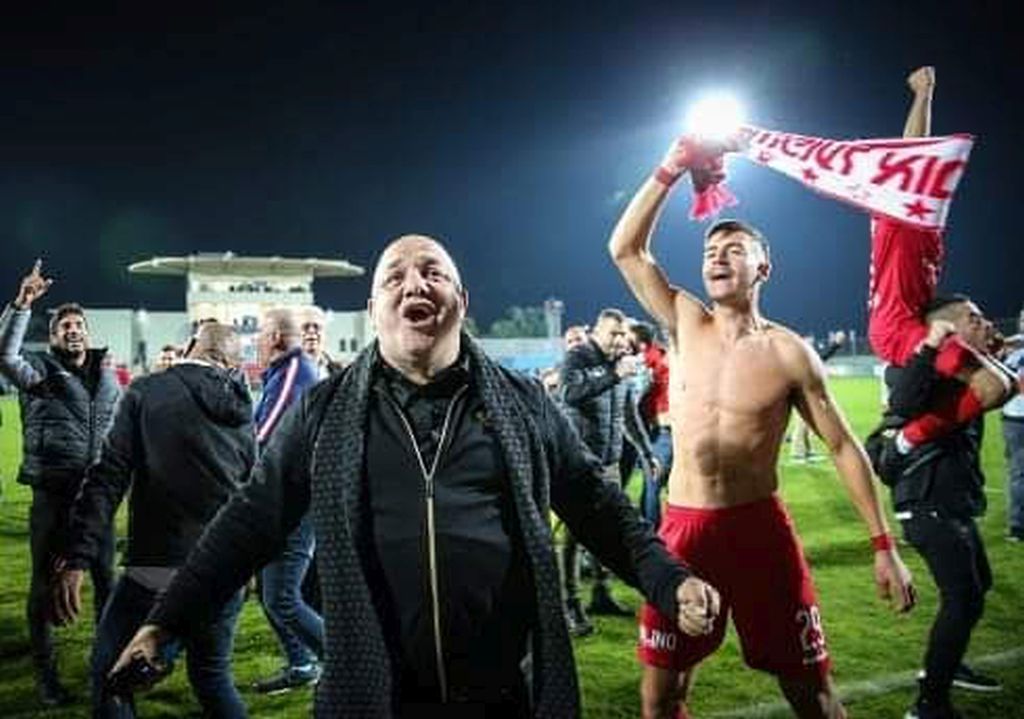 Muhamad Suleiman, conocido como "Abu Shlomo", uno de los dueños y directores del club, festejando la victoria frente a Macabi Tel Aviv.(Foto: Laila Kish)