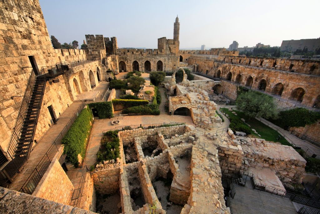 Una vista interior de la Torre de David y sus excavaciones arqueológicas (Foto: Noam Chen)