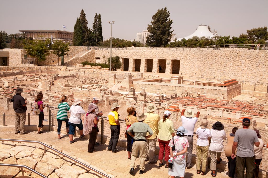 Turistas visitando la maqueta de Jerusalem en la época del Segundo Templo, que se halla en el Museo Israel (Foto: Noam Chen)