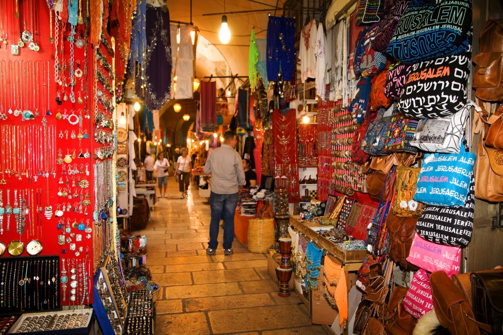 El mercado árabe en la Ciudad Vieja de Jerusalem (Foto: Noam Chen)
