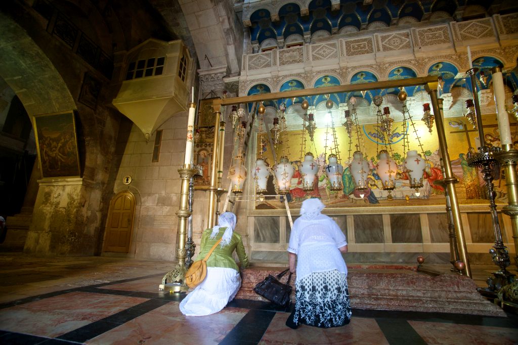 Peregrinos cristianos junto a la Piedra de la Unción en el Santo Sepulcro (Foto: Noam Chen)