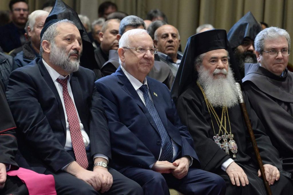El Ministro del Interior Arye Der´i , el Presidente Rivlin y el Patriarca Ortodoxo Griego Theophilos II El Ministro del Interior Arye Der´i , el Presidente Rivlin y el Patriarca Ortodoxo Griego Theophilos II