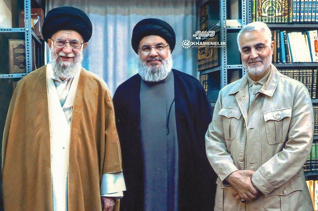 Soleimani (derecha) junto a Hassan Nasrallah, jefe de Hizala, y al líder supremo de Irán Ali Khamenai