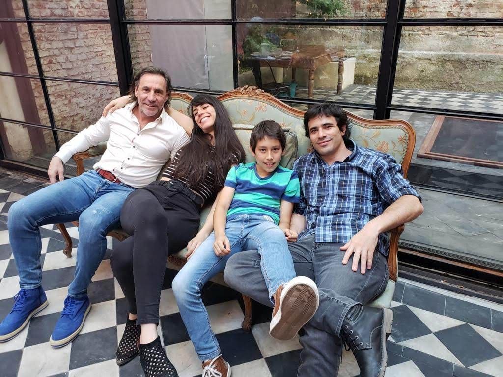 Luis y sus tres hijos, Nicole, Lucas y Marcelo